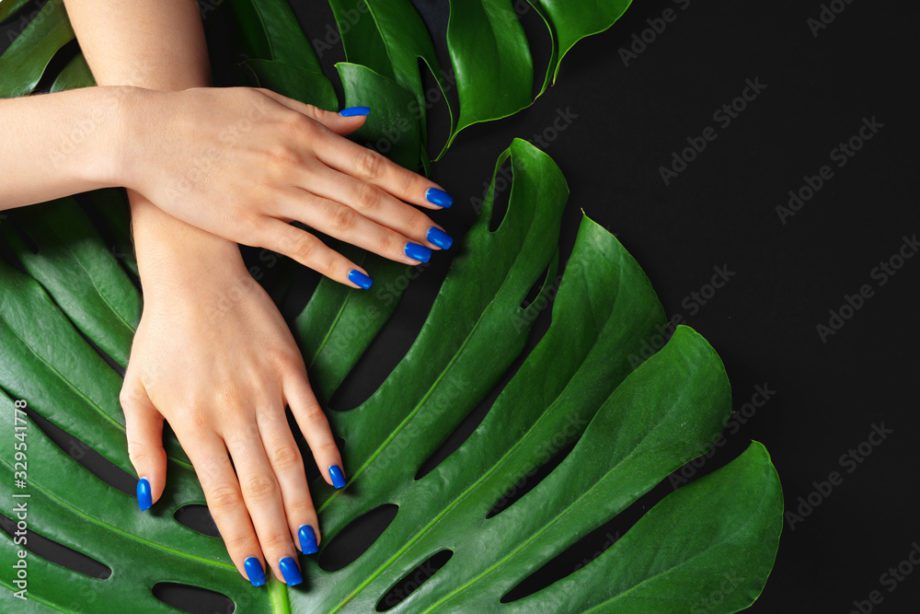 Pose de faux ongles avec "Décoration nail art"